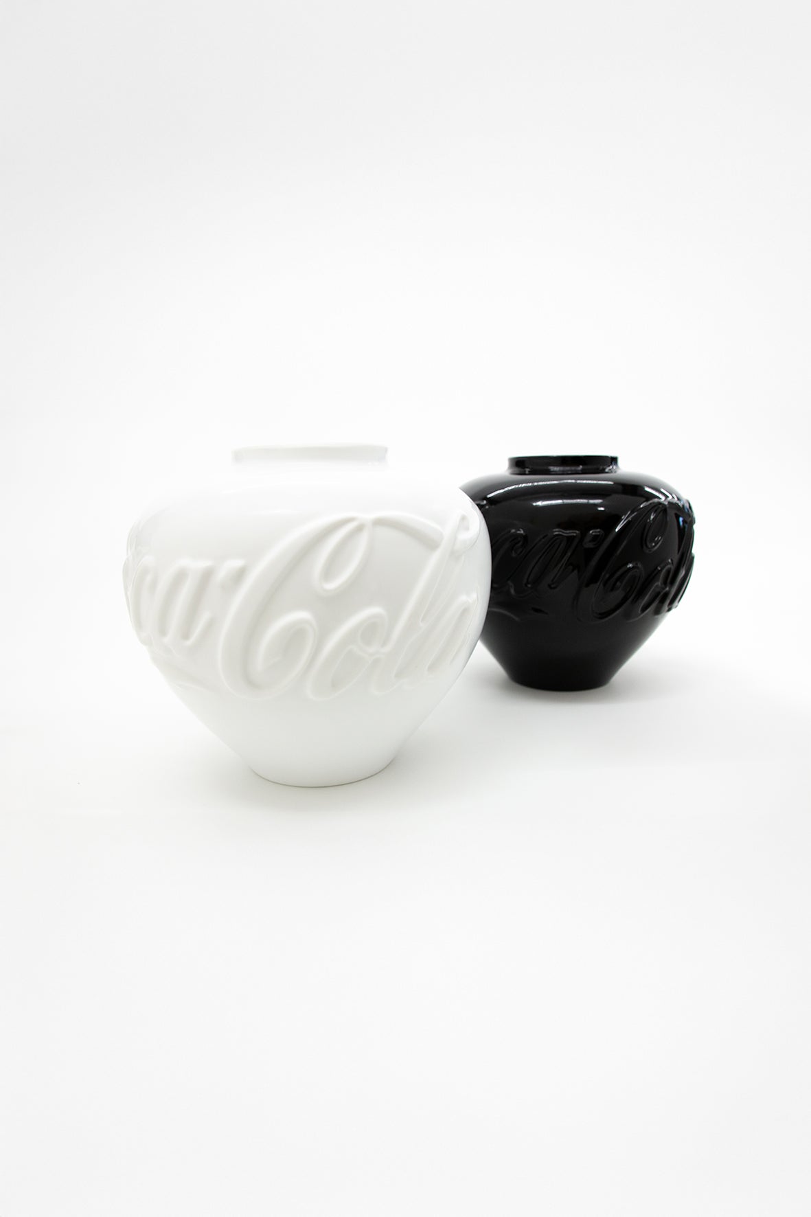 Ai Weiwei - Vases in Black and White