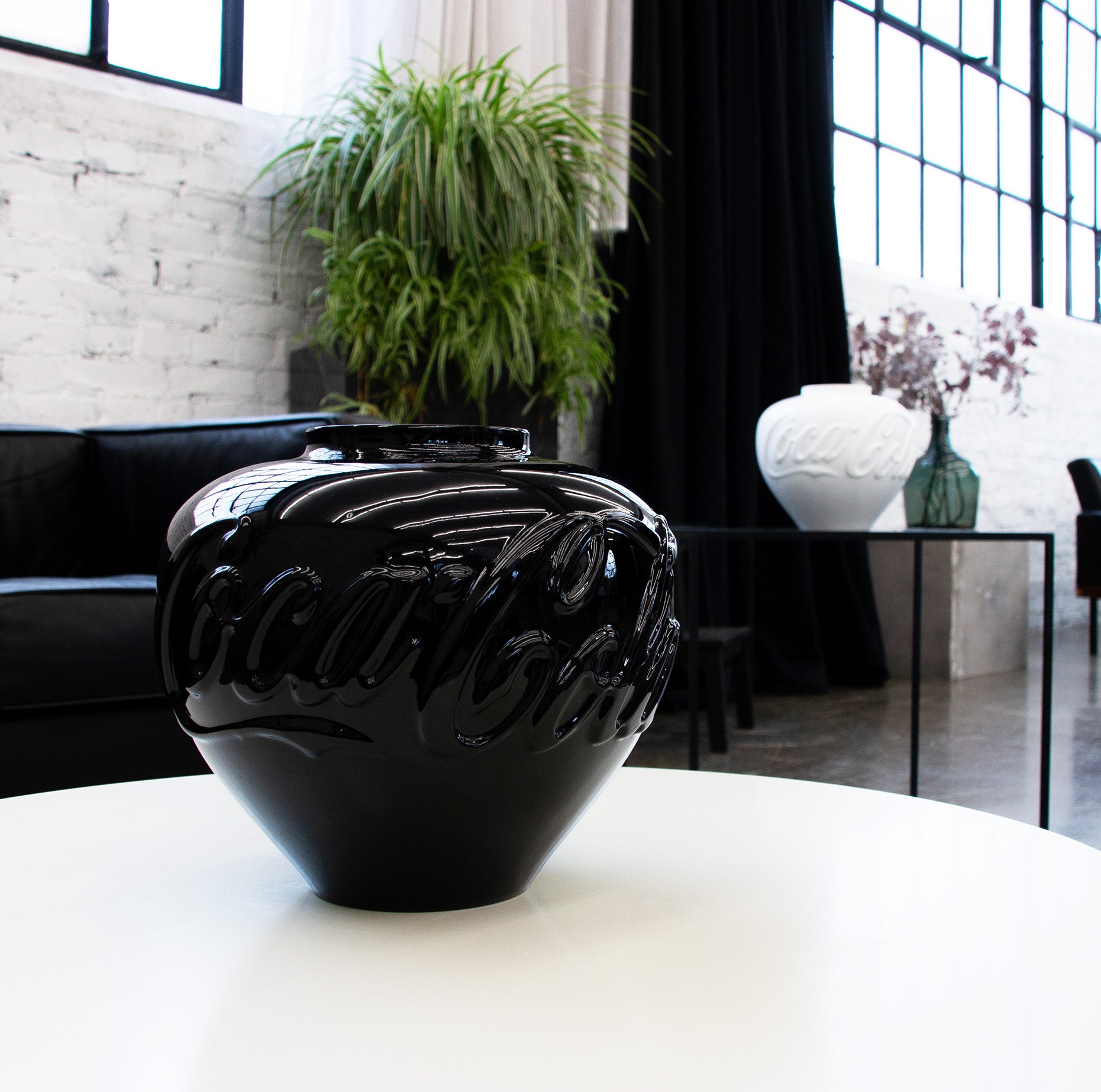 Ai Weiwei - Vases in Black and White