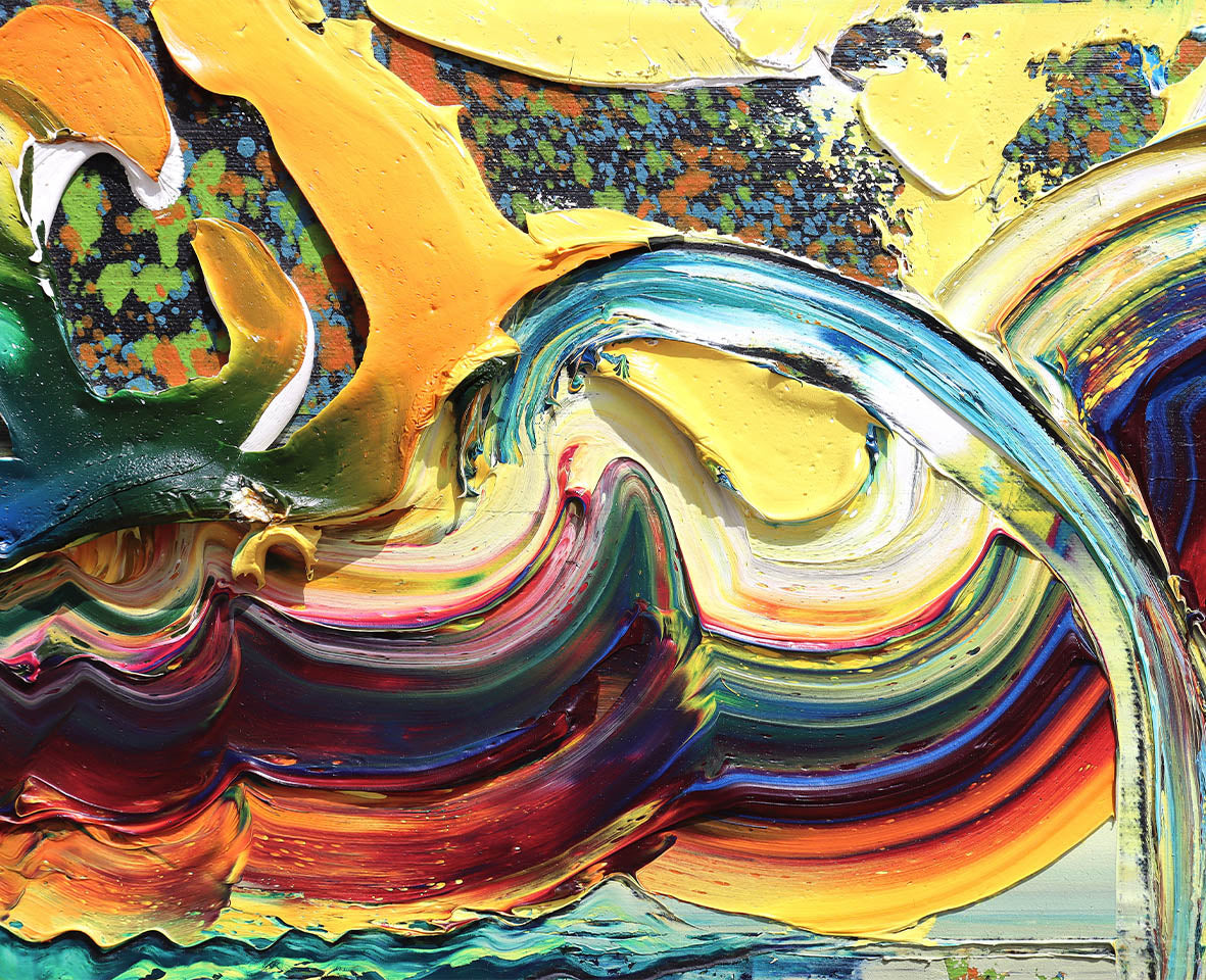 Detail des Gemäldes ‘Happy #2’ von Brixy – dynamische Farbstrudel in Gelb, Blau und Rot mit pastosen Strukturen.