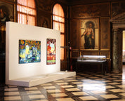 Ausstellung zeitgenössischer Kunst von Brixy in der Biblioteca Nazionale Marciana in Venedig – zwei abstrakte Gemälde mit intensiven Farben und dynamischen Strukturen.