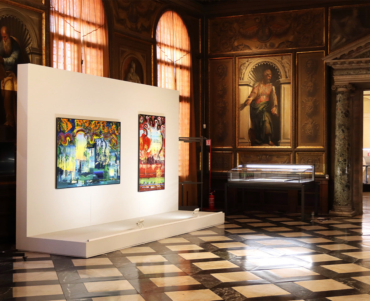 Ausstellung zeitgenössischer Kunst von Brixy in der Biblioteca Nazionale Marciana in Venedig – zwei abstrakte Gemälde mit intensiven Farben und dynamischen Strukturen.