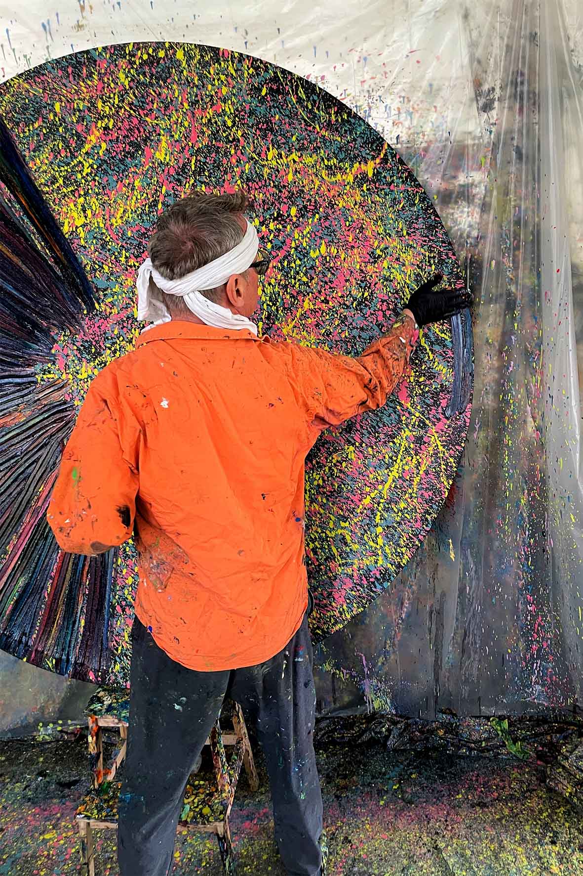 Dietmar Brixy malt das Kunstwerk Tapestry Bamboo Bumble – Der Künstler arbeitet an seiner runden Ölmalerei auf Nessel