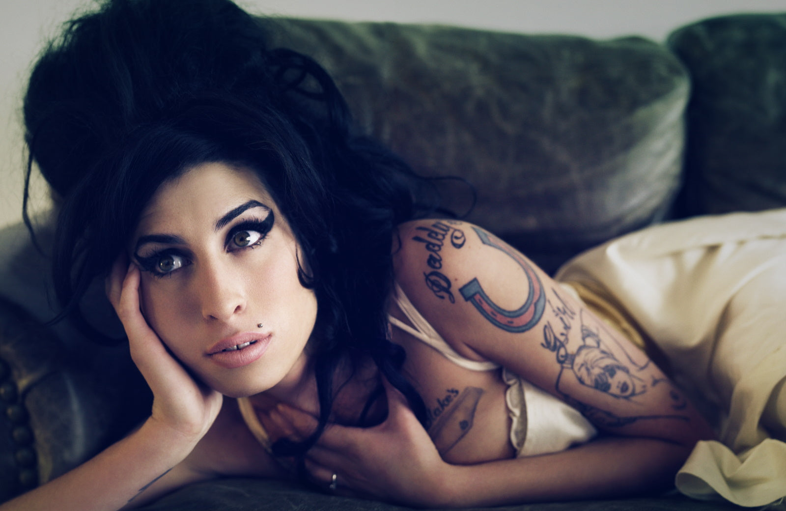 Bryan Adams - Amy Winehouse, Lying on the sofa