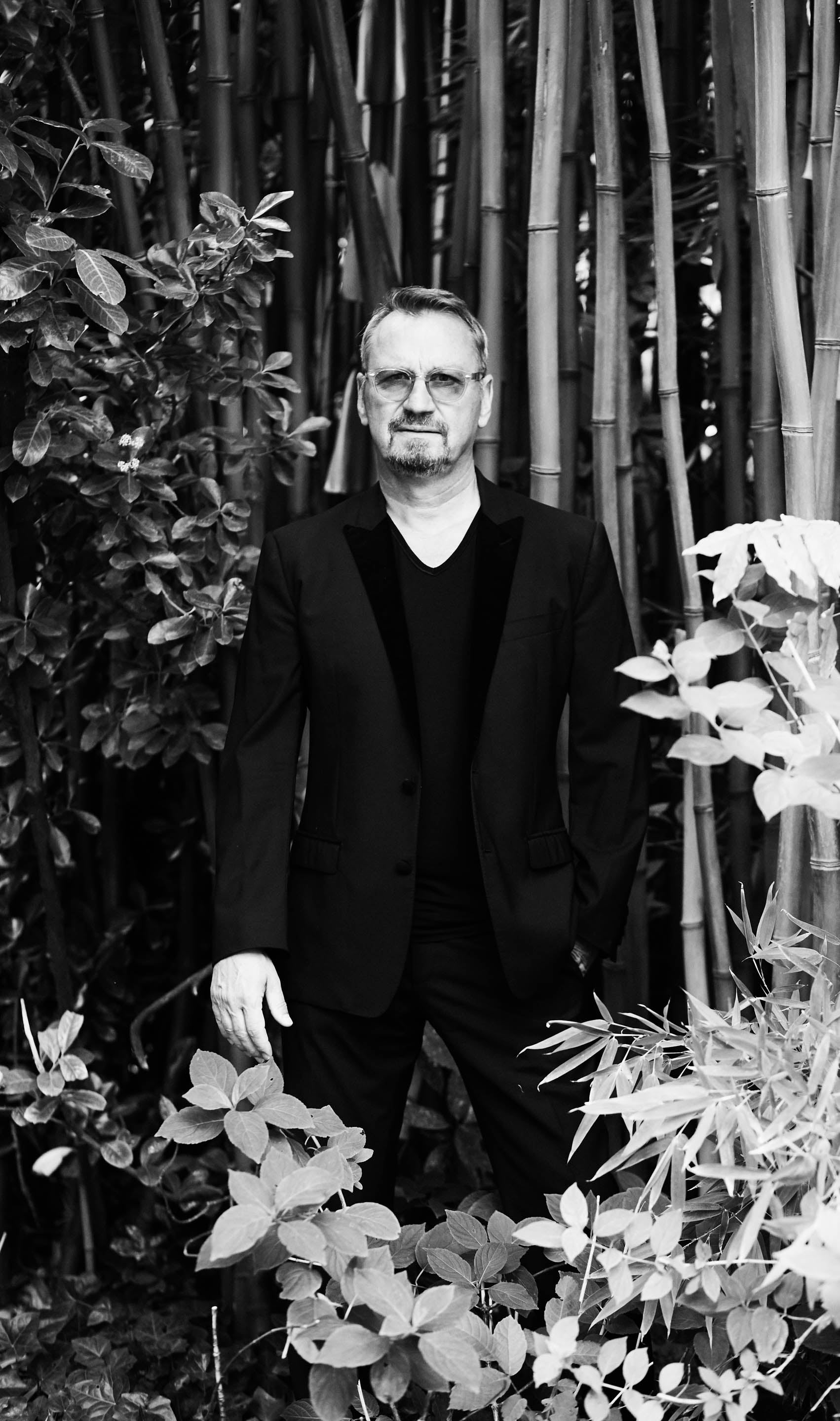 Schwarz-Weiß-Porträt von Dietmar Brixy – zeitgenössischer Künstler, bekannt für expressive Malerei mit dynamischen Strukturen.