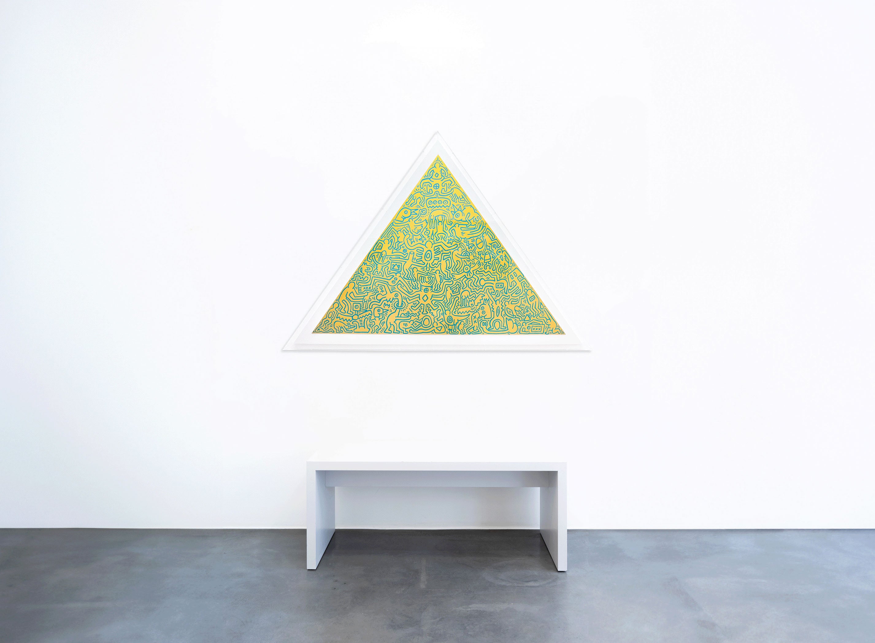 Kunstwerk 'Pyramid' von Keith Haring in der Geuer & Geuer Art Galerie – Dreieckiges Kunstwerk mit typischen blauen Linien auf gelben Grund