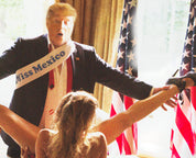 Detailaufnahme des Kunstwerks 'Trump with Miss Mexico' von Alison Jackson – Mann mit Schärpe 'Miss Mexico' mit einer blonden Frau und Amerika Flagge.