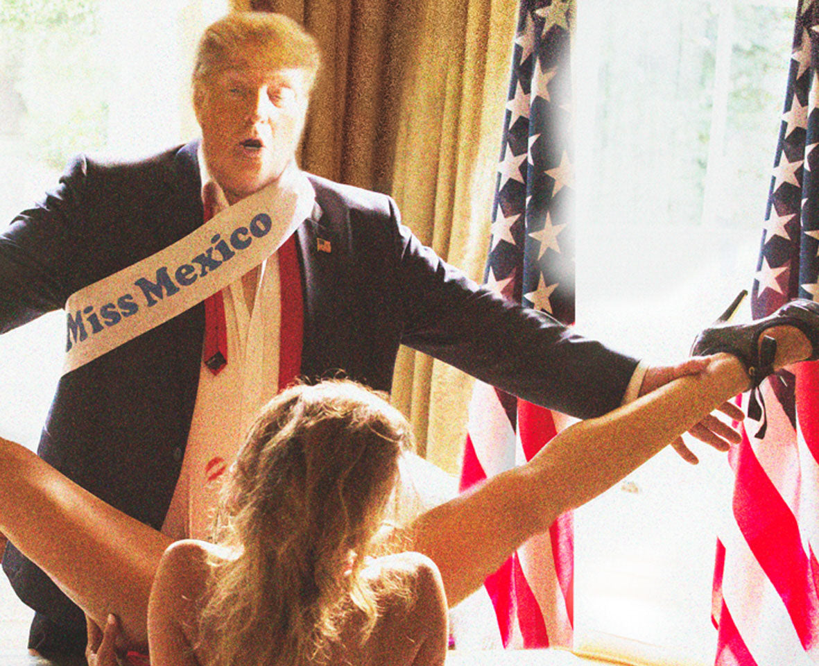 Detailaufnahme des Kunstwerks 'Trump with Miss Mexico' von Alison Jackson – Mann mit Schärpe 'Miss Mexico' mit einer blonden Frau und Amerika Flagge.