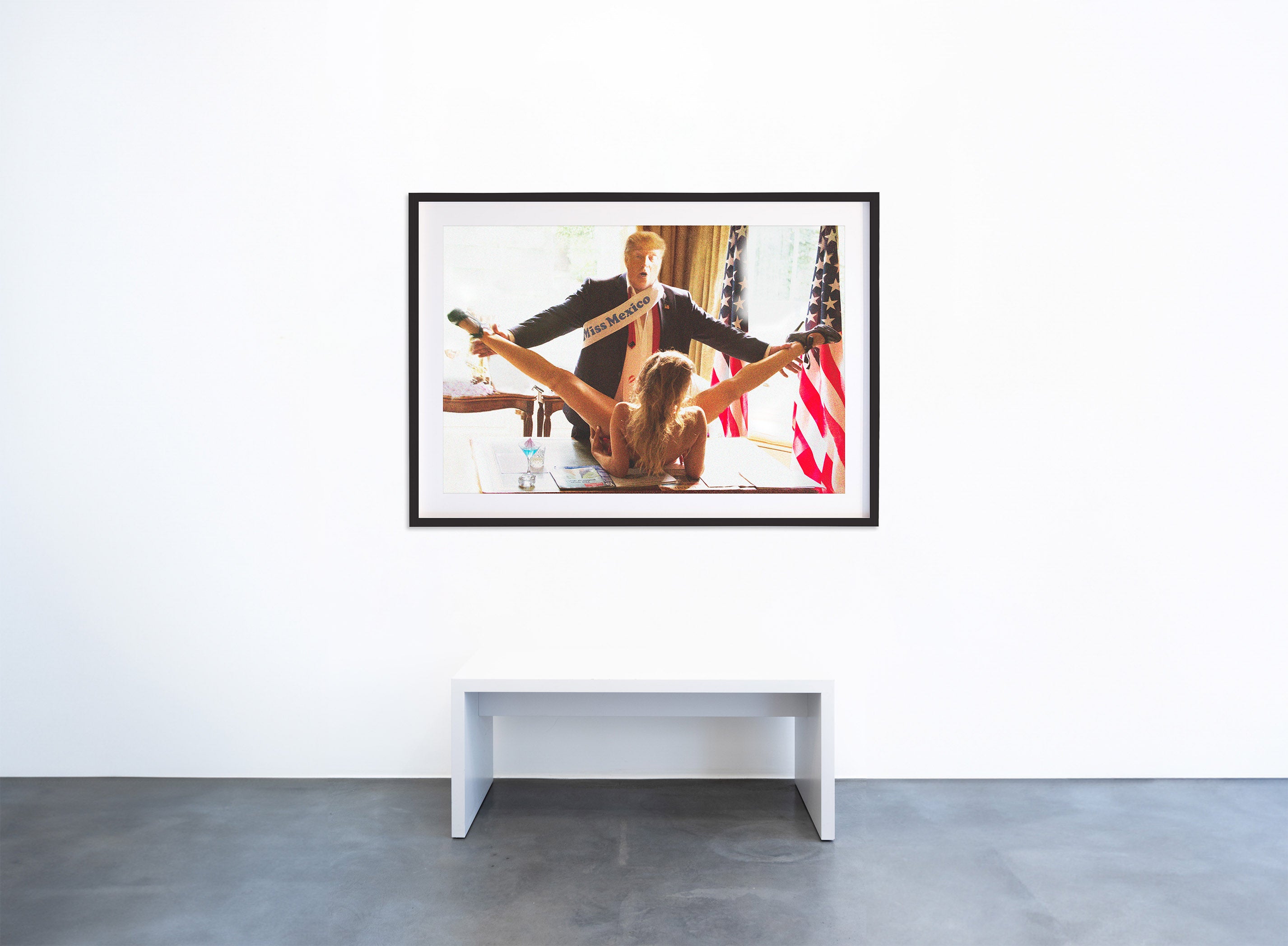 Kunstwerk 'Trump with Miss Mexico' von Alison Jackson in der Geuer & Geuer Art Galerie – Szene mit Person in Anzug und Schärpe 'Miss Mexico' mit einer blonden Frau auf einem Tisch.