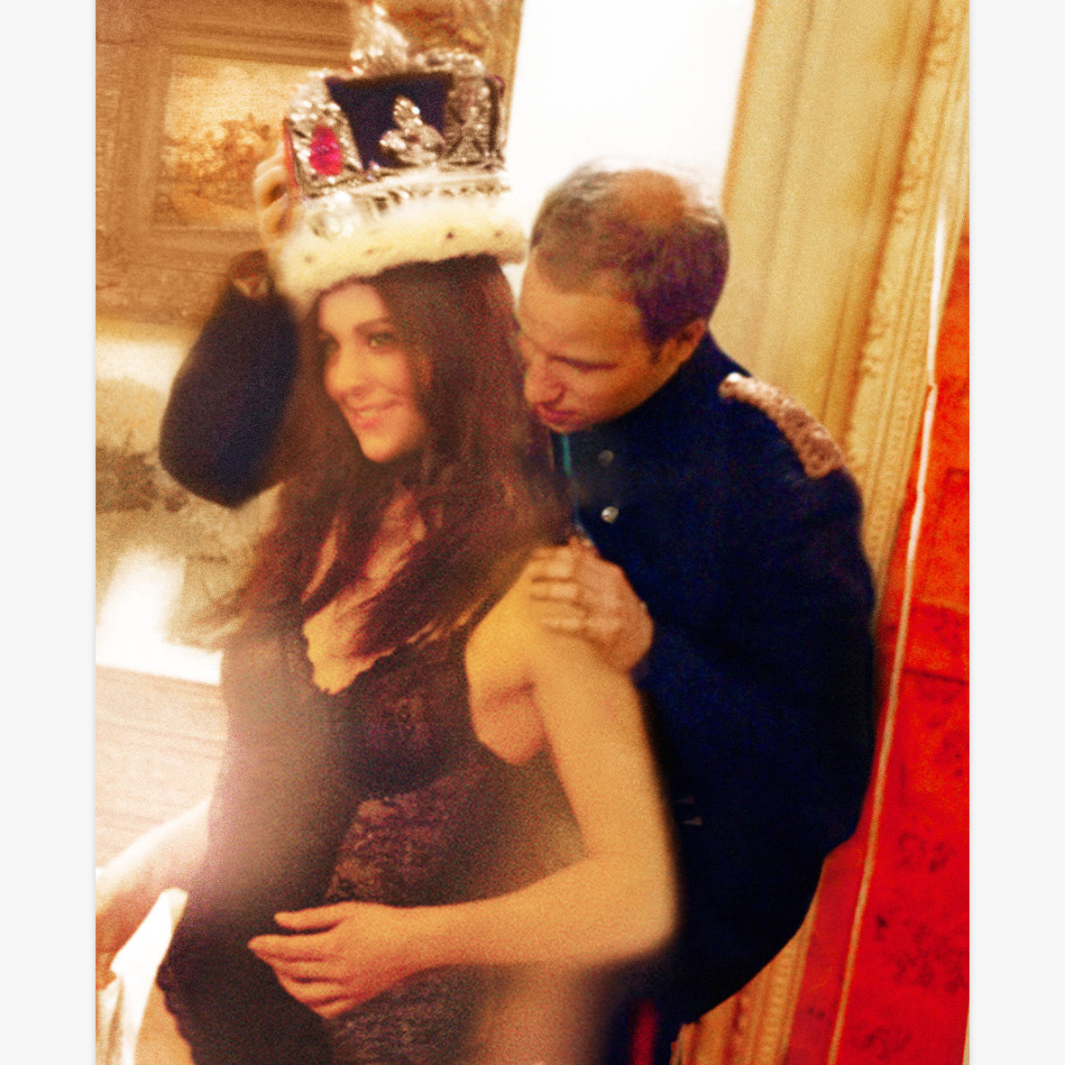 Kunstwerk 'Will tries the Crown on Kate' von Alison Jackson – Paar intim, Frau mit Krone und Nachtgarderobe, Mann in könglicher Uniform.