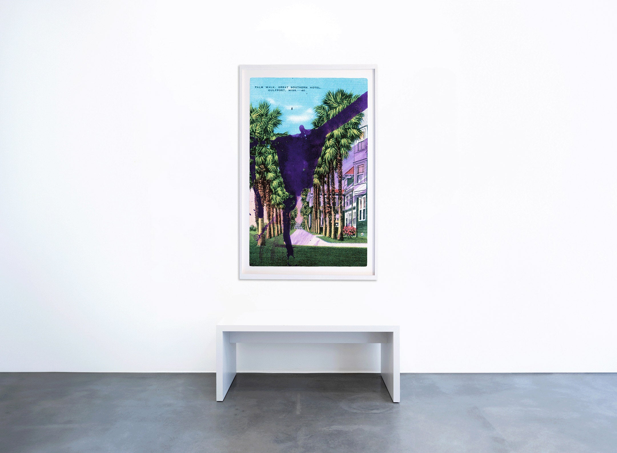 Kunstwerk 'Palm Walk Hotel' von Julian Schnabel in der Geuer & Geuer Art Galerie – Postkartenmotiv mit violetter Silhouette und Palmenallee.