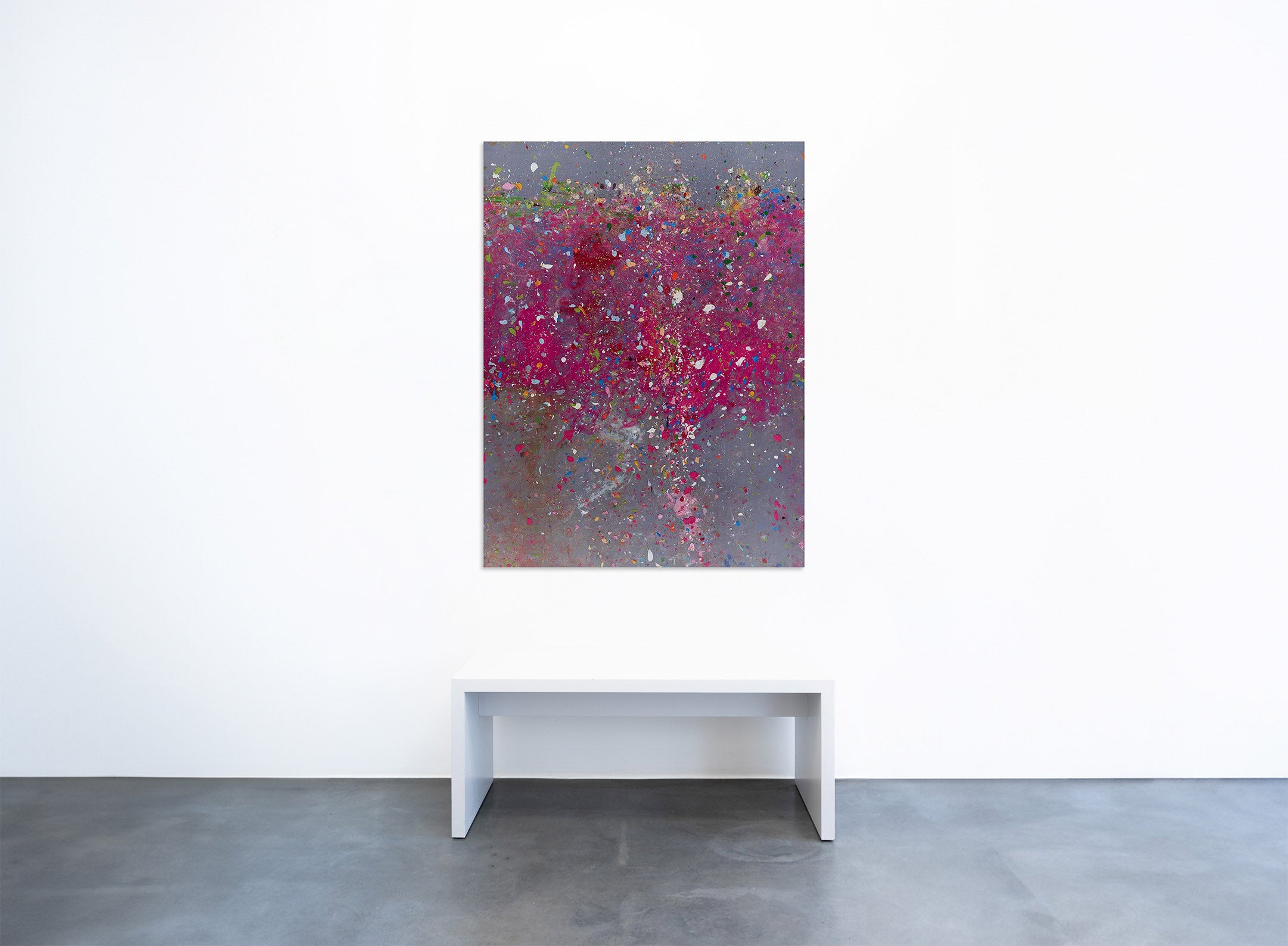 Kunstwerk „Kynance Cove“ von Damien Hirst in der Geuer & Geuer Art Galerie – abstrakte Farbexplosion in Pink auf Grau.