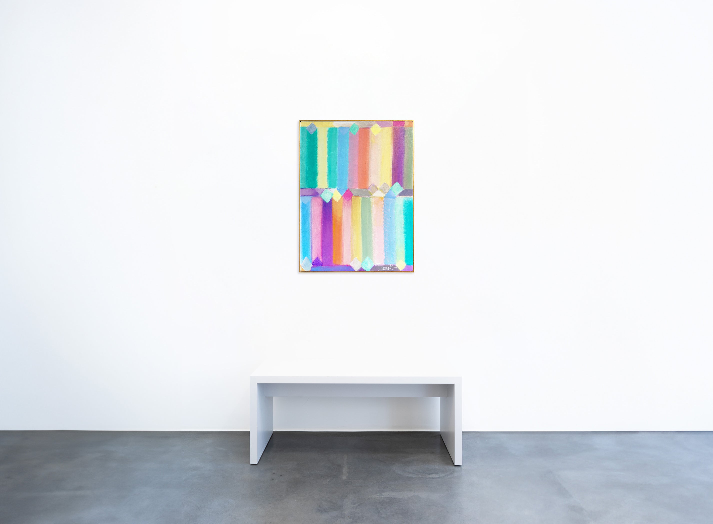 Ein minimalistischer Raum mit einer weißen Wand zeigt „Colors for a young girl (Chromatische Konstellation)“, ein abstraktes Unikat-Gemälde in Acryl auf Leinwand von Heinz Mack von Geuer & Geuer mit vertikalen Streifen in Blau, Rosa und Gelb. Darunter steht eine einfache weiße Bank auf einem polierten Betonboden.