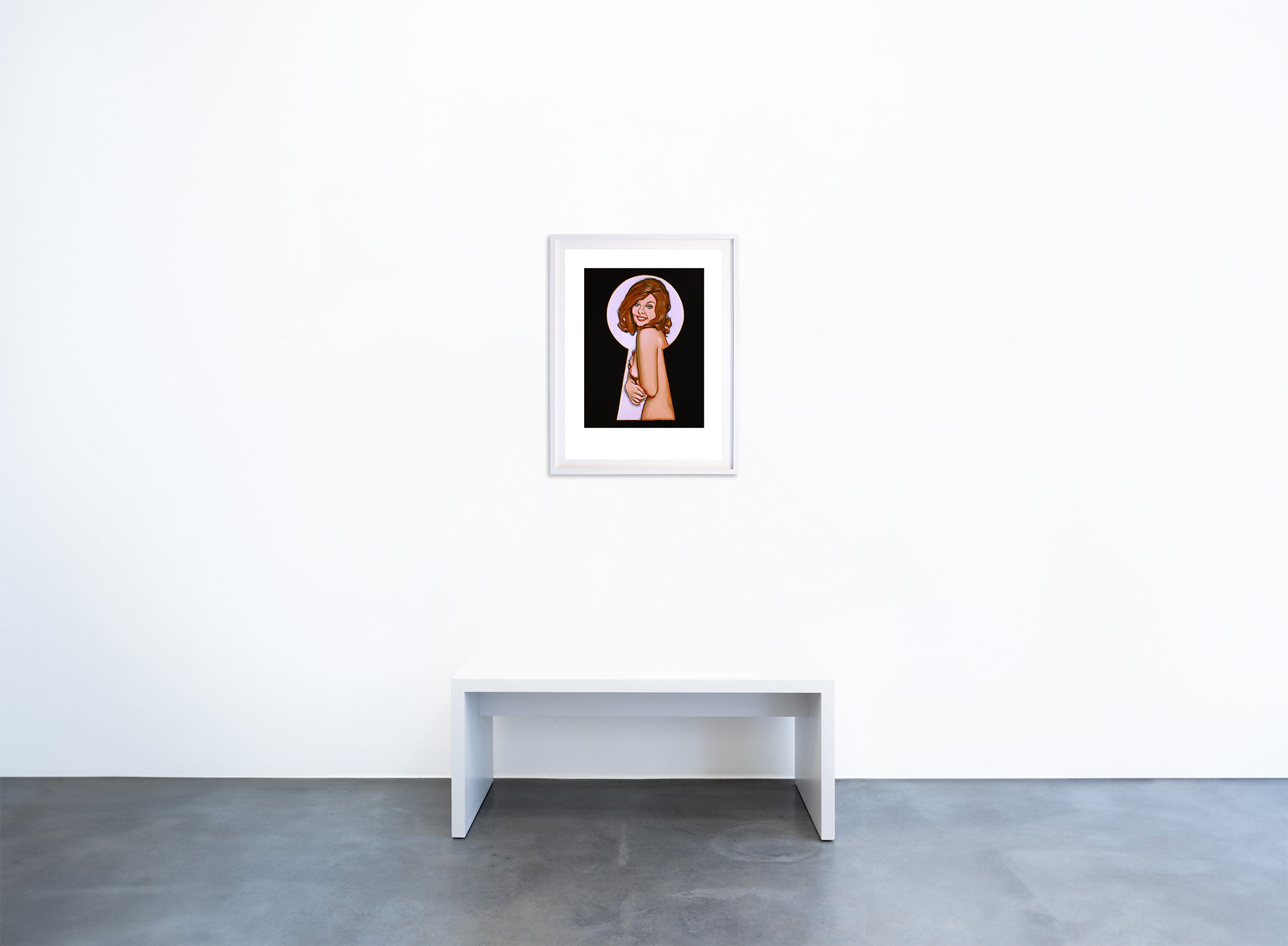 Die minimalistische Kunstgalerie verfügt über eine weiße Wand und eine Bank, auf der „Mel Ramos – Peek-a-Boo Portfolio (Blatt 4)“ von Geuer & Geuer ausgestellt ist. Das gerahmte Gemälde einer Person mit breitkrempigem Hut und Regenschirm ist perfekt zentriert und unterstreicht die subtile Eleganz des grauen Betonbodens.