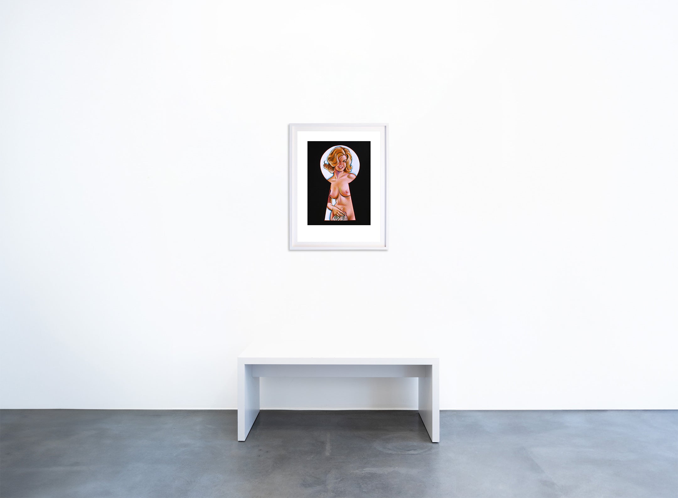 Kunstwerk 'Peek-a-Boo 3' von Mel Ramos in der Geuer & Geuer Art Galerie – nackte Frau mit blondem Haar im Schlüsselloch.