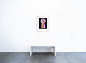 Kunstwerk 'Peek-a-Boo 6' von Mel Ramos in der Geuer & Geuer Art Galerie – nackte Frau mit blondem Haar und weißem Tuch im Schlüsselloch.