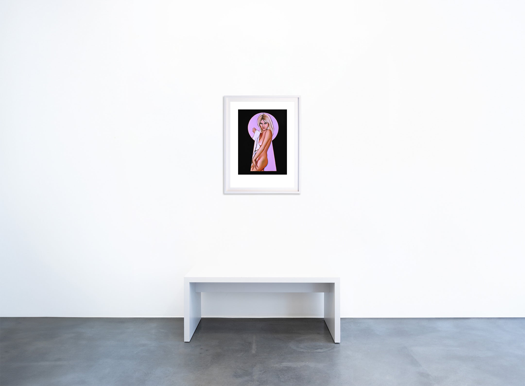 Kunstwerk 'Peek-a-Boo 6' von Mel Ramos in der Geuer & Geuer Art Galerie – nackte Frau mit blondem Haar und weißem Tuch im Schlüsselloch.