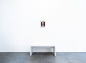 Kunstwerk 'Peek-a-Boo with Towel' von Mel Ramos in der Geuer & Geuer Art Galerie – Frau im Schlüssellochmotiv mit orangenem Handtuch.
