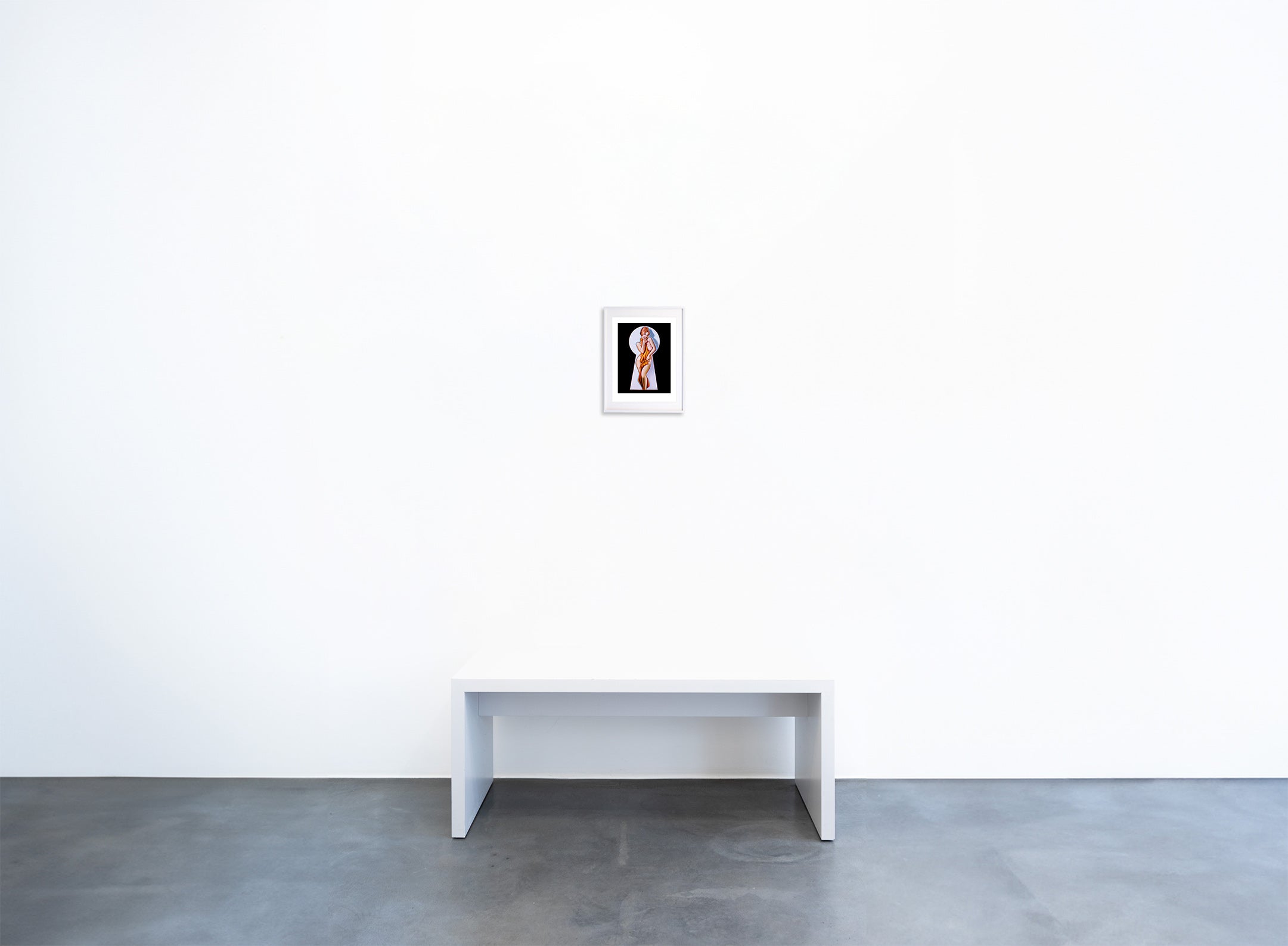 Kunstwerk 'Peek-a-Boo with Towel' von Mel Ramos in der Geuer & Geuer Art Galerie – Frau im Schlüssellochmotiv mit orangenem Handtuch.