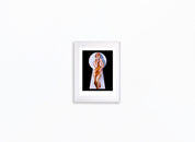 Kunstwerk 'Peek-a-Boo with Towel' von Mel Ramos in der Geuer & Geuer Art Galerie als Nahaufnahme – Frau im Schlüsselloch mit orangenem Tuch.