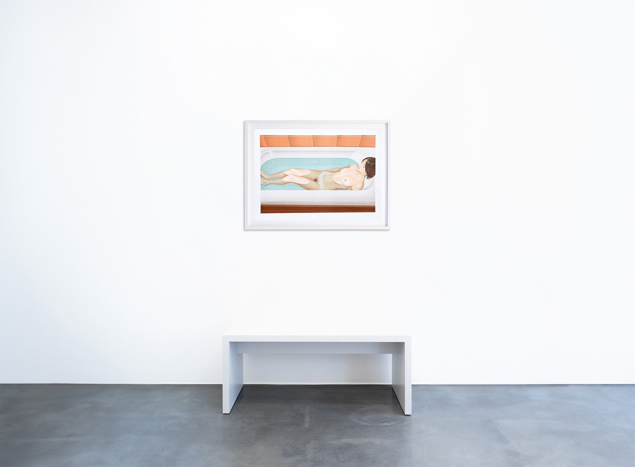 Kunstwerk 'Bonnard’s Bath' von Mel Ramos in der Geuer & Geuer Art Galerie – nackte Frau in Badewanne mit türkisfarbenem Wasser.