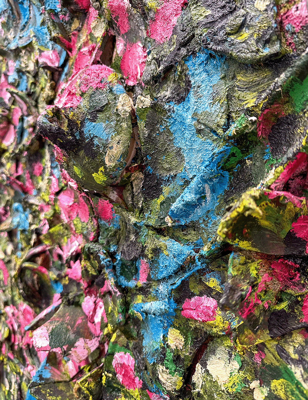 Nahaufnahme von Julian Schnabels „Ohne Titel“ von Geuer & Geuer, mit strukturierten, lebendigen Schichten in Rosa, Blau, Grün und Schwarz, die an ein Tellerbild erinnern. Dicke Striche bilden wirbelnde und gespritzte Muster auf einer taktilen Oberfläche und machen es zu einem wahren Unikat-Meisterwerk.